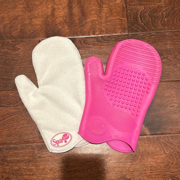 Sigma Makeup Brush Cleaner Glove - Picture 2 of 12